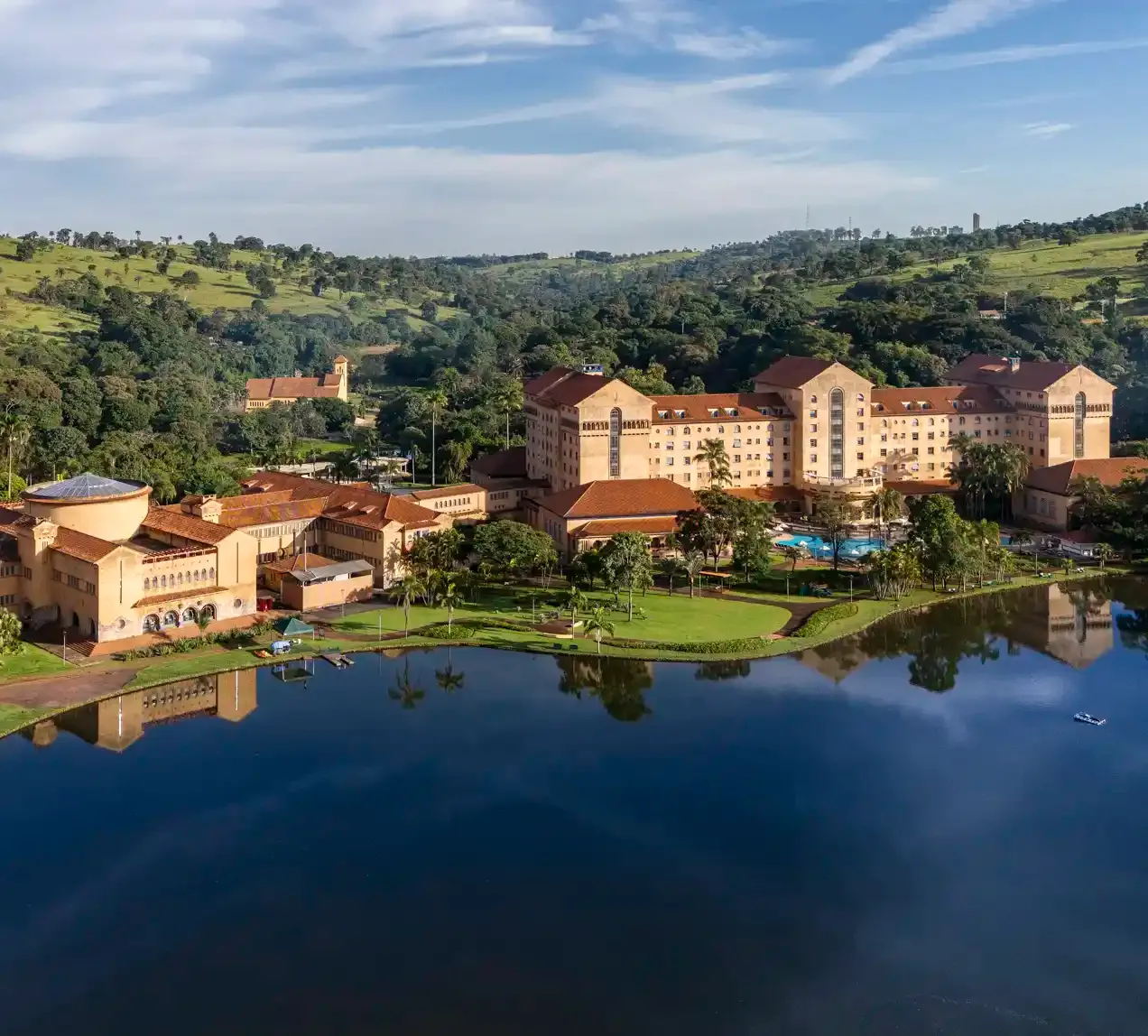 Fachada histórica do Grande Hotel Termas de Araxá ao amanhecer